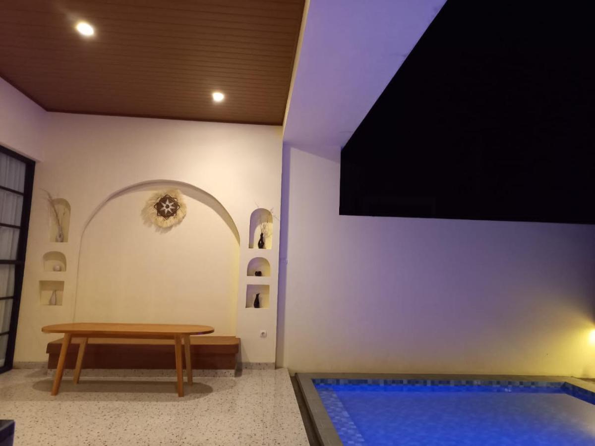 Azalea Room By The Anp Villas Cikundul Chambre photo